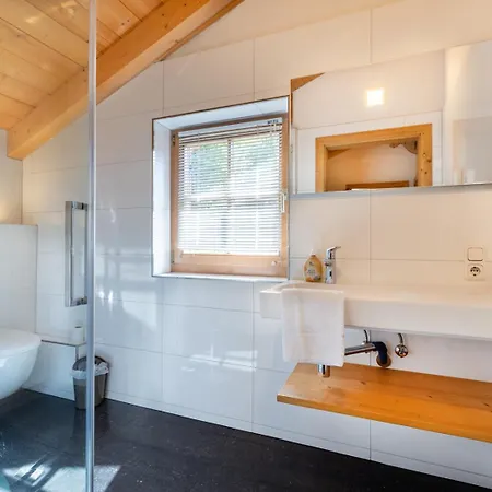 Ferienhaus Schoeneben Om Utens Wald im Pinzgau
